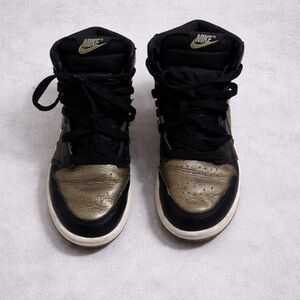 Nike Air Jordan 1 High OG Youth Size 2.5Y Black Gold